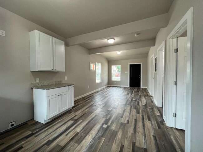 Building Photo - 8109 Glider Ave