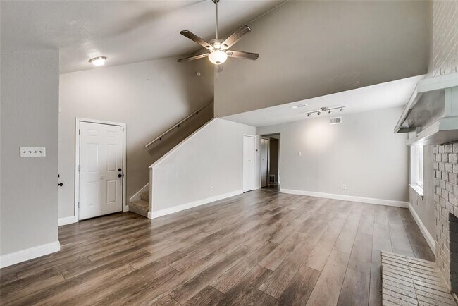 Building Photo - 2316 Montclair Cir