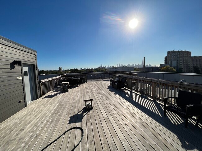 Acceso a la terraza de la azotea con parrilla y vistas panorámicas del horizonte - 1509 N Western Ave