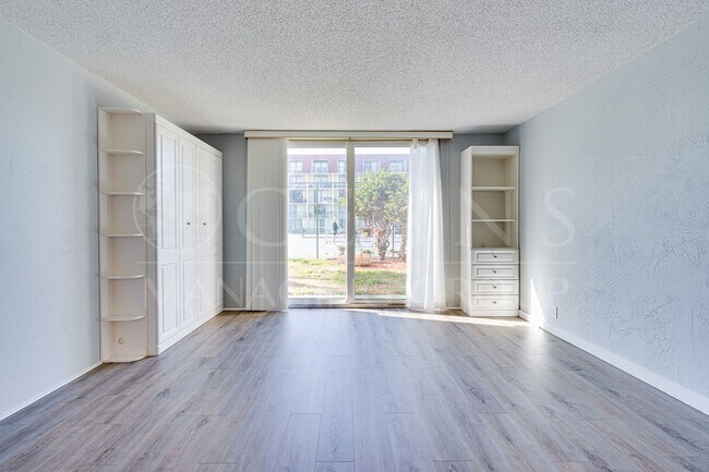 Foto del edificio - Charming Beachside 1-Bedroom Condo – Available Now