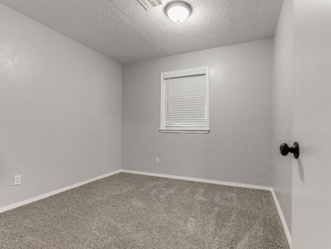 Foto del edificio - 2104 Linwood Pl