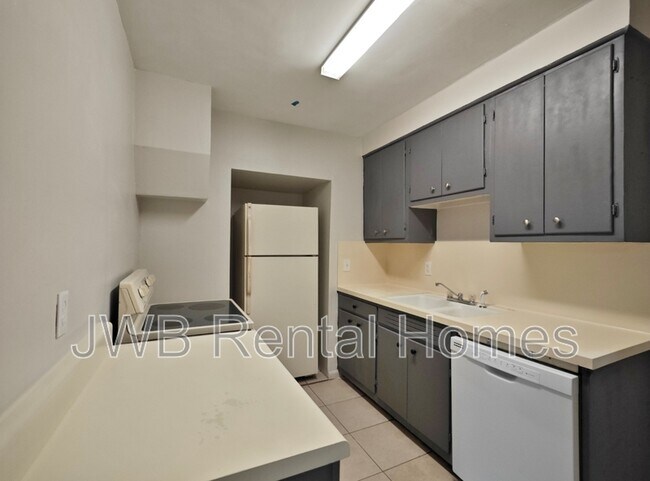 Foto del edificio - 5517 Lakewood Cir E