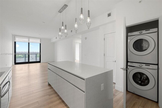 Foto del edificio - 101 Diplomat Pkwy