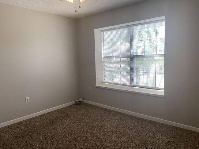 Building Photo - "Charming 2-Bed Townhouse in Fort Walton B...