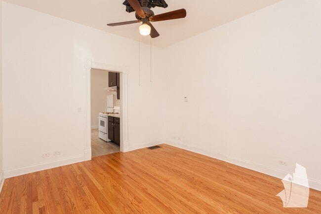 Building Photo - 1132 W Dickens Ave