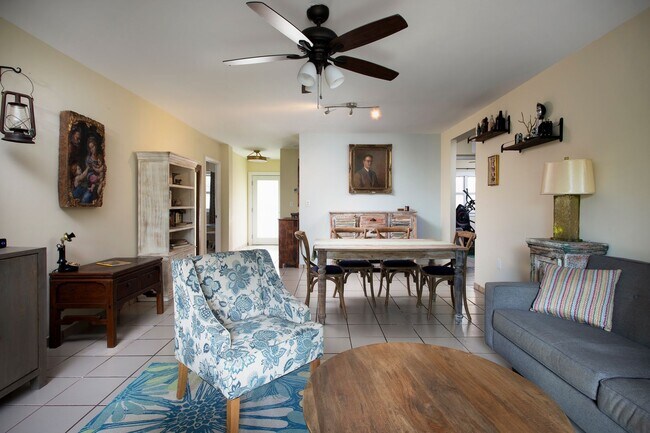 Foto del edificio - 3 Bedroom 2 Bathroom unfurnished  "C" Buil...