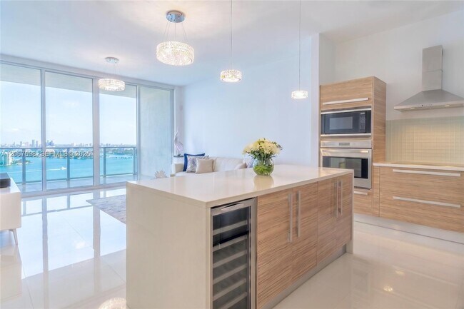 Building Photo - 2020 N Bayshore Dr