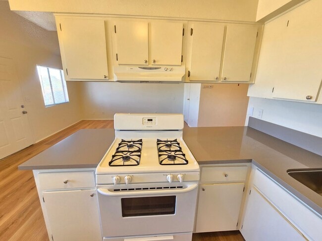 Building Photo - Beautifully remodeled 2 bedroom apartment