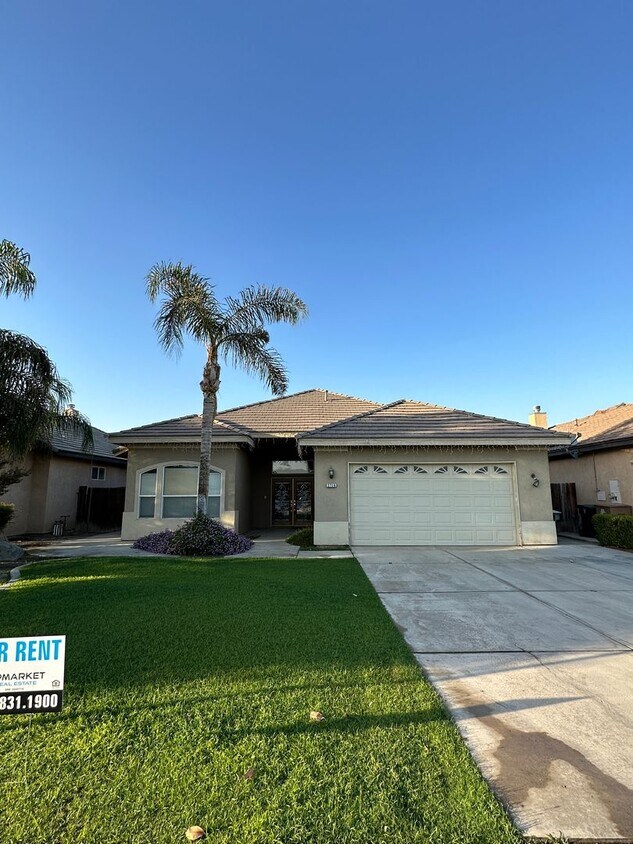 Foto del edificio - 4 Bed, 2 Bath Home with Pool in Southwest Bakersfield
