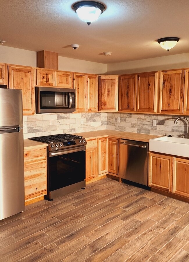 Building Photo - 3175 W Riverdell Dr