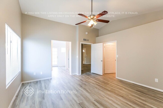 Foto del edificio - 8226 W Larkspur Dr