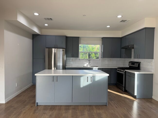 Foto del edificio - 5124 Denny Ave