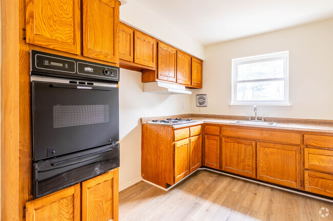 1BR, 1BA - 775SF - Kitchen - Hidden Creek at Clark (New Management!!)