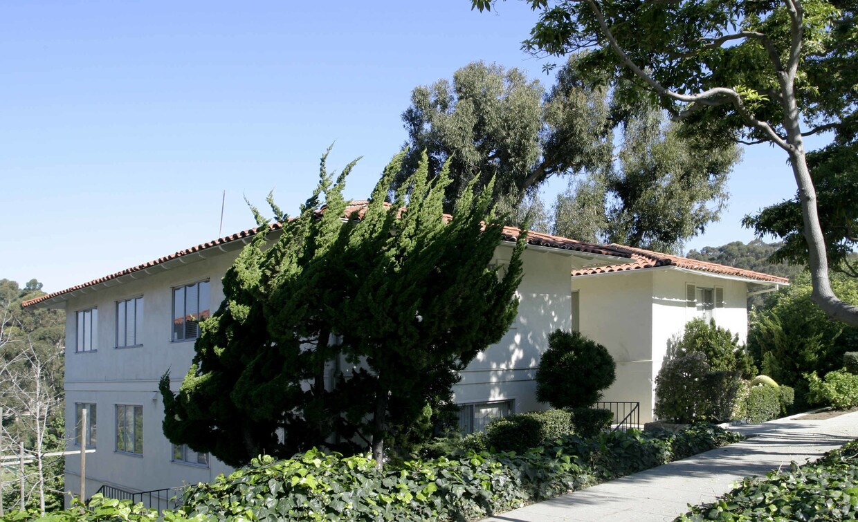 Primary Photo - 215-225 Palos Verdes Dr W
