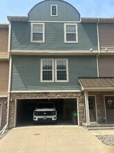 Building Photo - 3600 SE Glenstone Dr