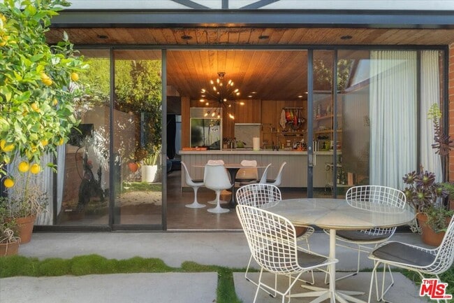 Foto del edificio - 1570 La Baig Ave