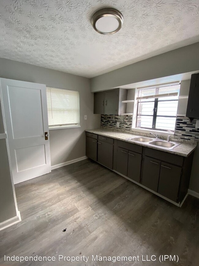 Building Photo - 3 br, 1 bath House - 820 S Smithville Rd.