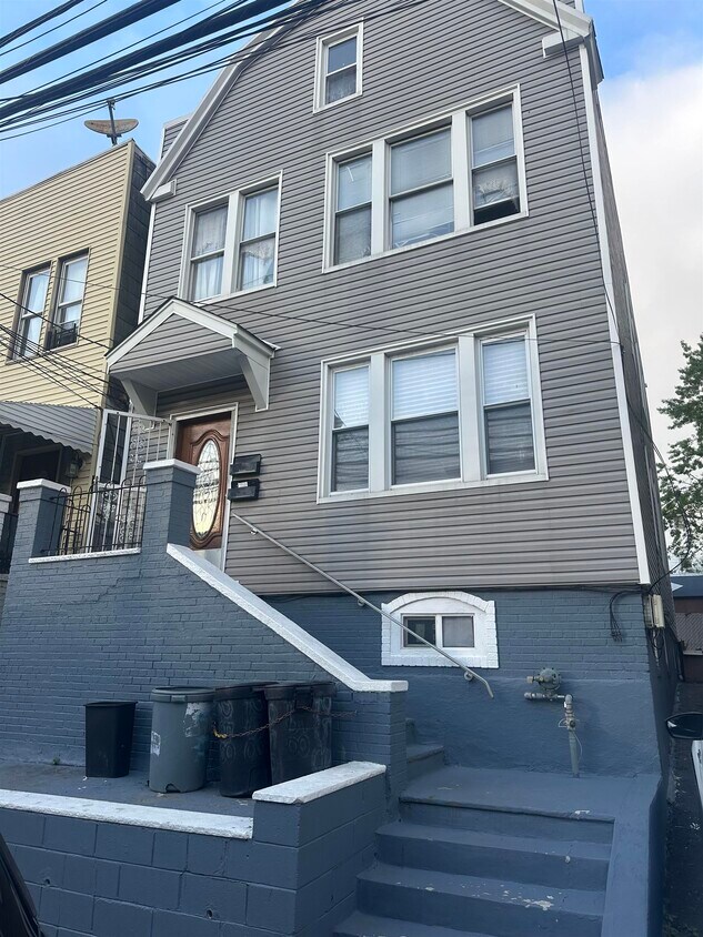 Building Photo - 258 Winfield Ave
