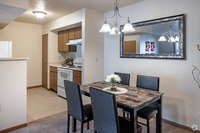 2BR, 1BA - 911SF - Dining Room - Covington Square
