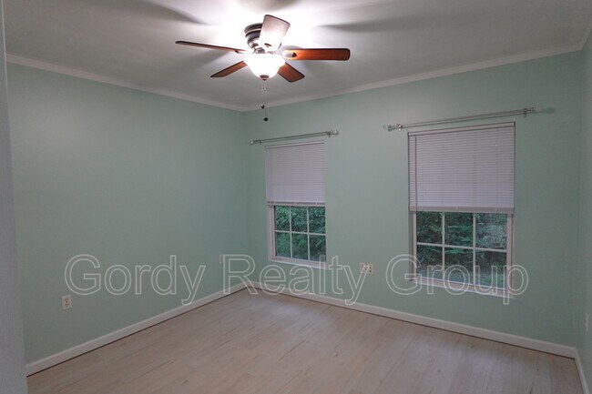 Building Photo - 3145b Redbud Ln