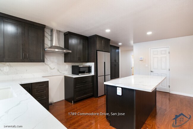 Foto del edificio - 1789 Commodore Dr