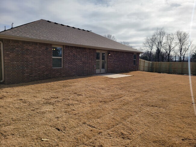 Building Photo - 923 N Labrador Ave