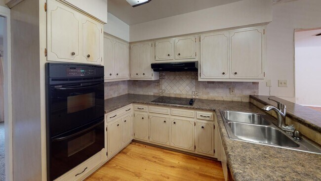 Building Photo - Classic Windcrest home with large, fenced ...