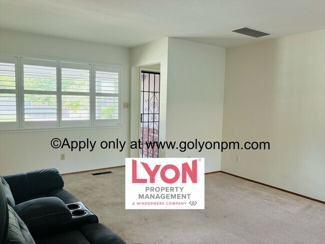 Foto del edificio - Spacious 2 bedroom, single level duplex in...