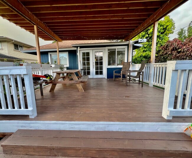 Building Photo - 36 Pokoa Pl