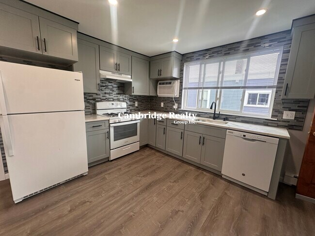 Building Photo - 251 Elm St