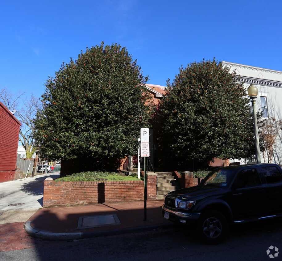 Building Photo - 712 G St SE