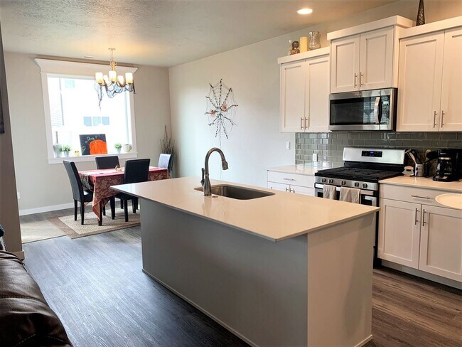 Building Photo - Newer 4 bed 2.5 bath home off Overland and...