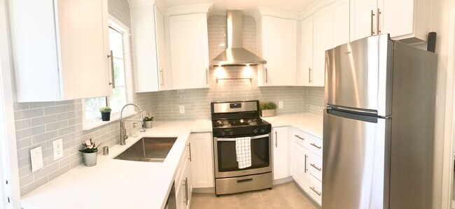 Foto del edificio - 5713 Woodman Ave