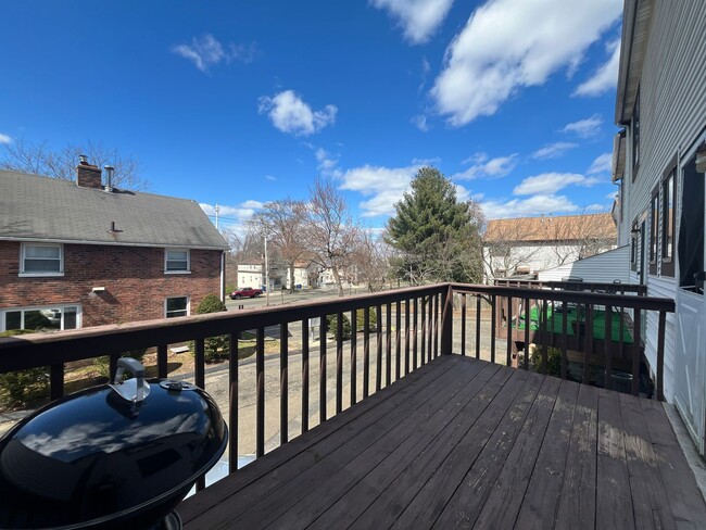 Building Photo - 2 Bed/ 1 Bath- Renovated Duplex Apt W/ Gar...