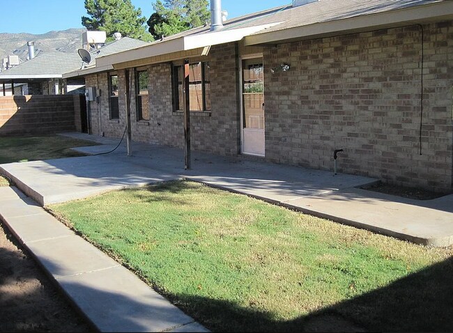 Building Photo - 2201 Mesa Ln
