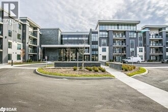 Building Photo - 3170 Erin Mills Pkwy