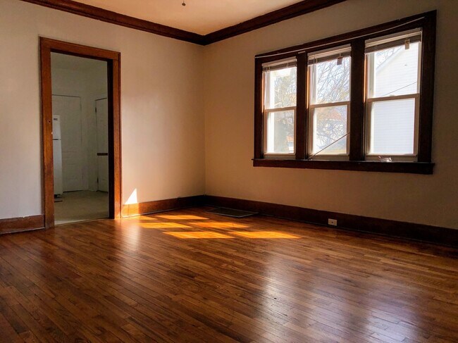 Building Photo - 612-614 Pettibone NW