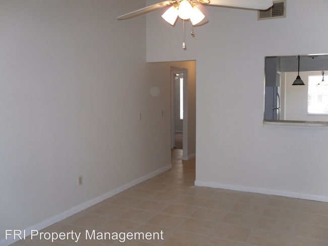 Building Photo - 2 br, 2 bath Apartment - 7 Sandalwood Court