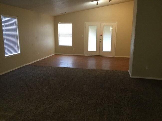 Building Photo - 5849 Sandoval Dr NE