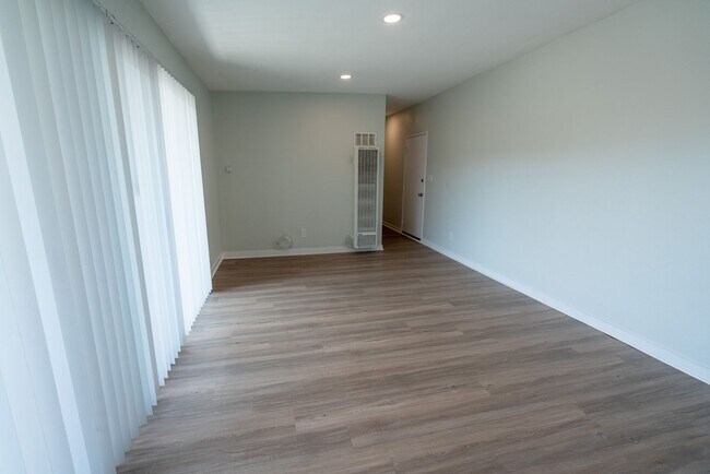 Interior Photo - 3537 Clarington Ave