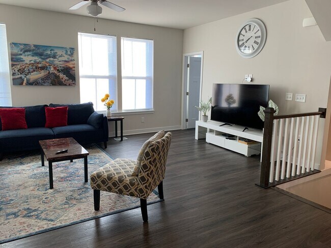 Building Photo - 4-bedroom, 3.5-bath townhouse in Dye Estates