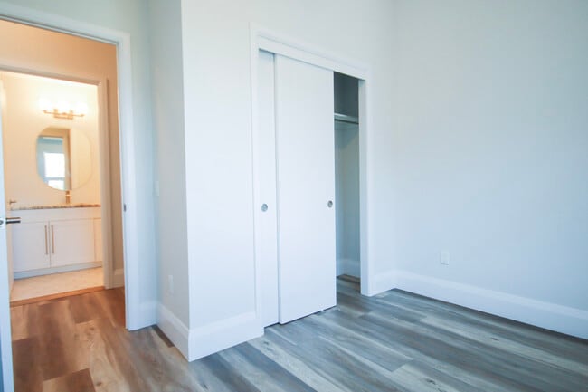 Building Photo - Beautiful OTIS Condo, Steps to Vic Park!