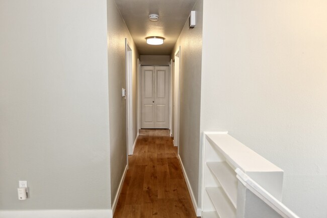 Building Photo - Remodeled 4 Bed 2.5 Bath Bellevue Home