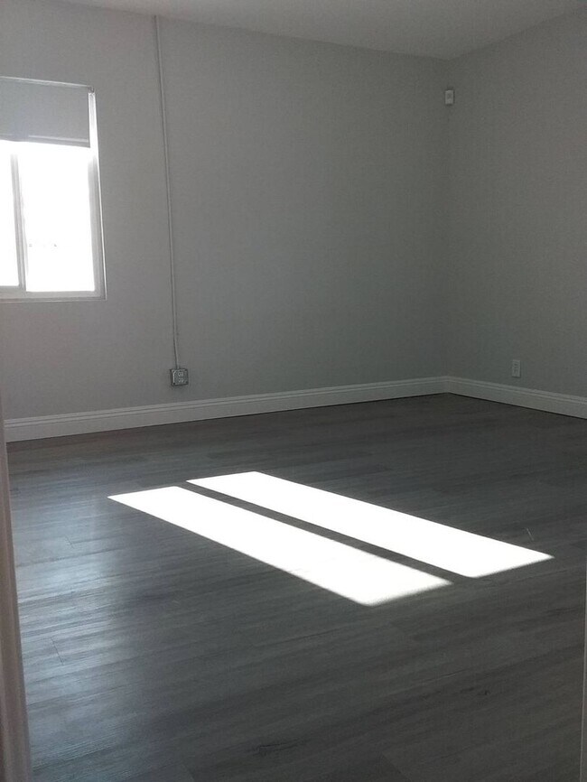 Building Photo - Newly Fully Remodeled Downtown Beauty !