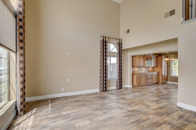 Foto del edificio - Gorgeous 4 Bedroom, 2 Story Home with a Beautiful Pool in the Lakes!