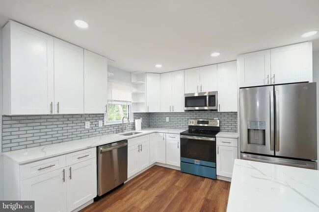 Building Photo - 9900 Kingsbridge Dr
