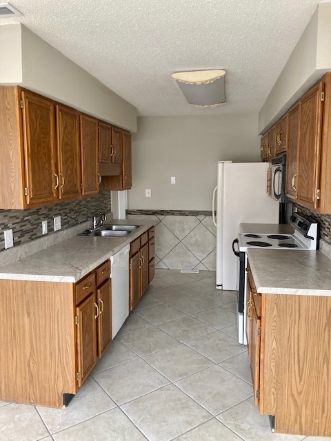 Kitchen - 187 Huntleigh Dr