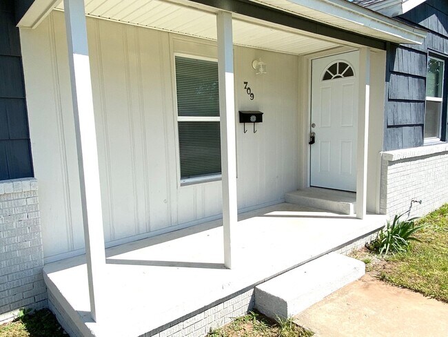 Building Photo - 709 E Steed Dr