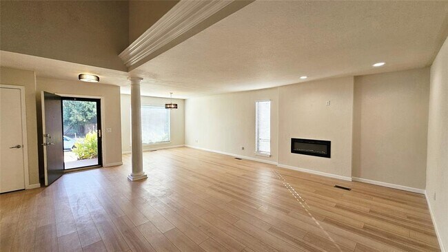 Foto del edificio - 11921 Shady Trail Ln