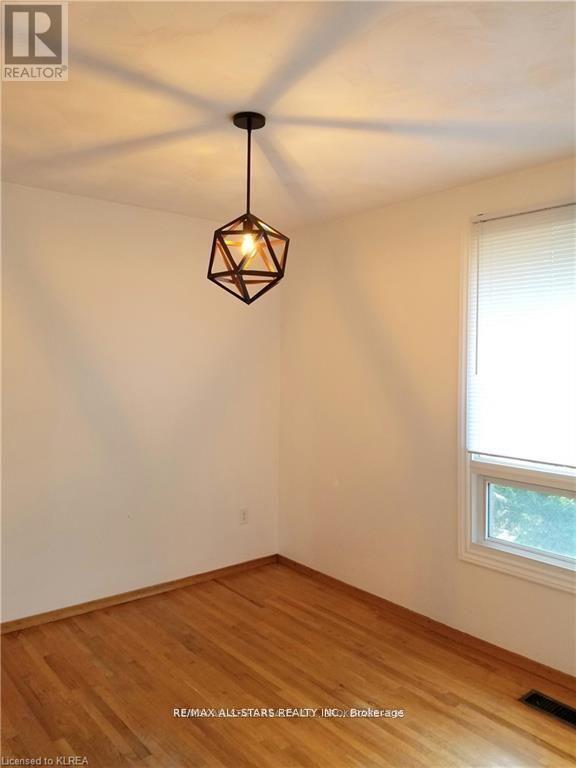 Building Photo - 11 Roselyn Ct